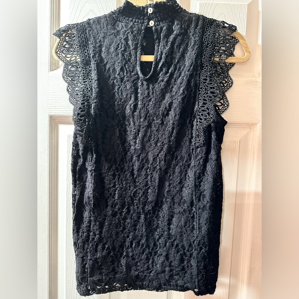 Lace sleeveless blouse